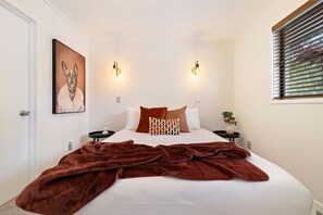 1 bedroom, iron/ironing board, free WiFi, bed sheets - 5 minute walk into Queenstown with carparking (Queenstown)