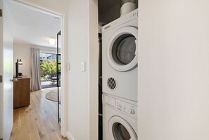 Interior - 5 minute walk into Queenstown with carparking (Queenstown)