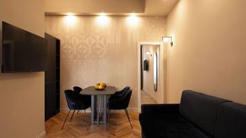 Deluxe-Apartment | Wohnbereich | Fernseher