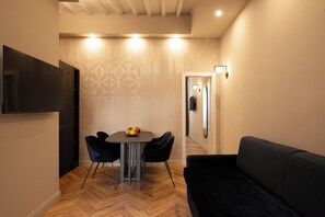 Deluxe Apartment | Living area | TV - H77 Apartments - Maison D'Art Collection (Rome)