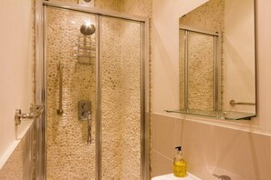 Ducha, secador de pelo, toallas y jabón