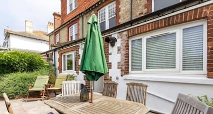 Airy seafront apartment, all one level, free parking, 3 bedrooms & 3 bathrooms
