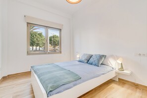 3 bedrooms, iron/ironing board, internet, bed sheets