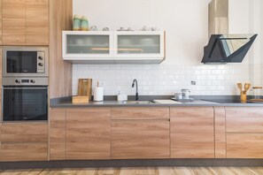 Mikrobølgeovn, ovn, kokeplater og oppvaskmaskin