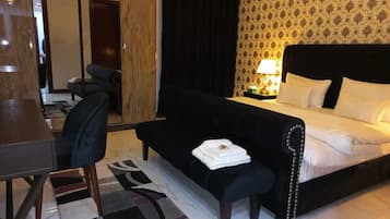 Quarto casal luxo | Quartos à prova de som, ferros/tábuas de passar roupa, Wi-Fi de cortesia