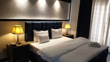 Quarto casal luxo | Quartos à prova de som, ferros/tábuas de passar roupa, Wi-Fi de cortesia