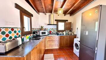 Een koelkast, een magnetron, een kookplaat, een vaatwasser