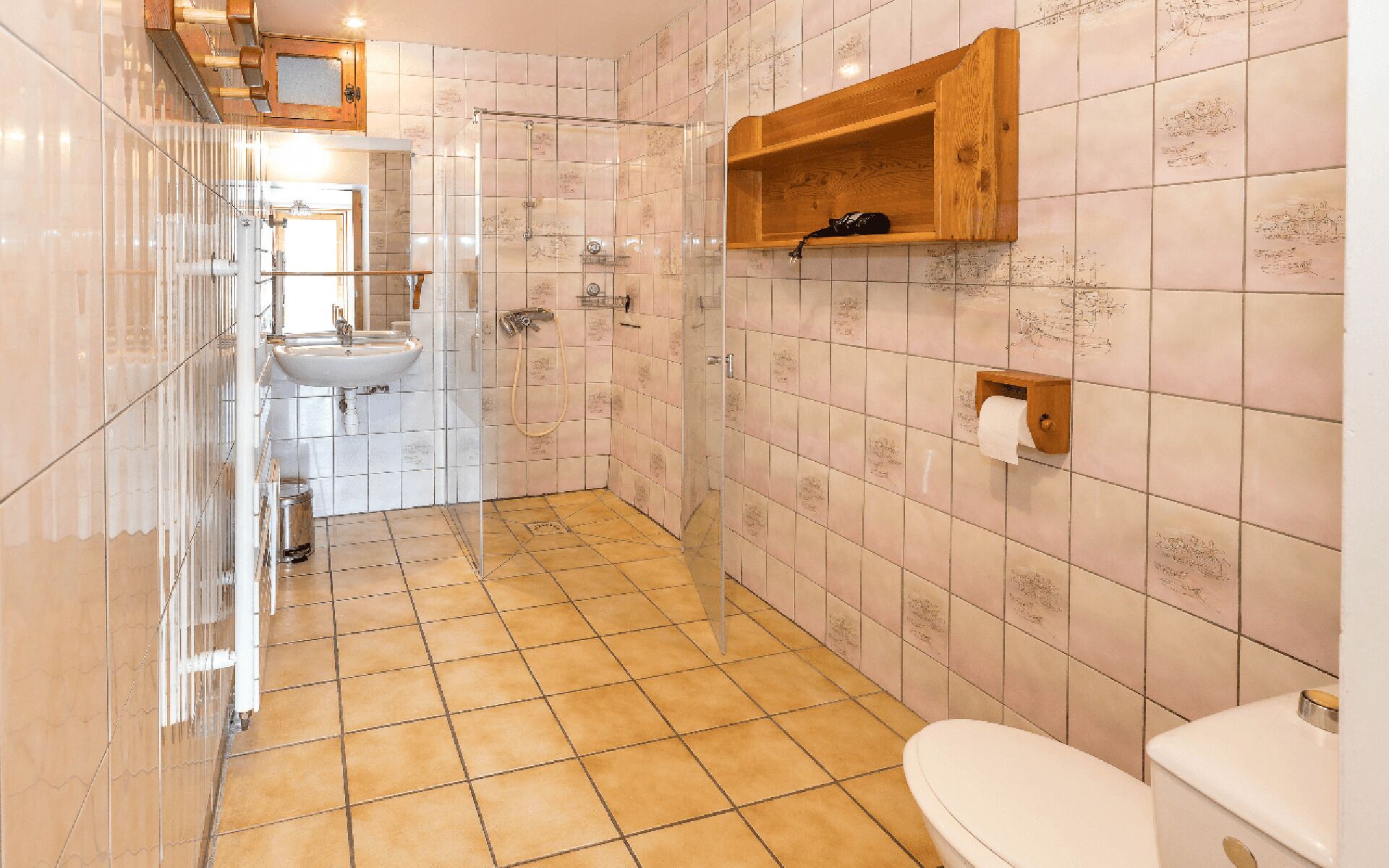 Ein Badezimmer mit Toilette, Waschbecken und Dusche.