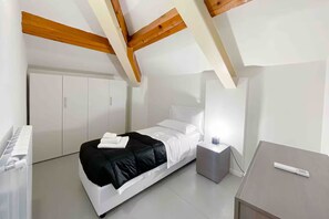 4 chambres, fer et planche à repasser, Wi-Fi, draps fournis