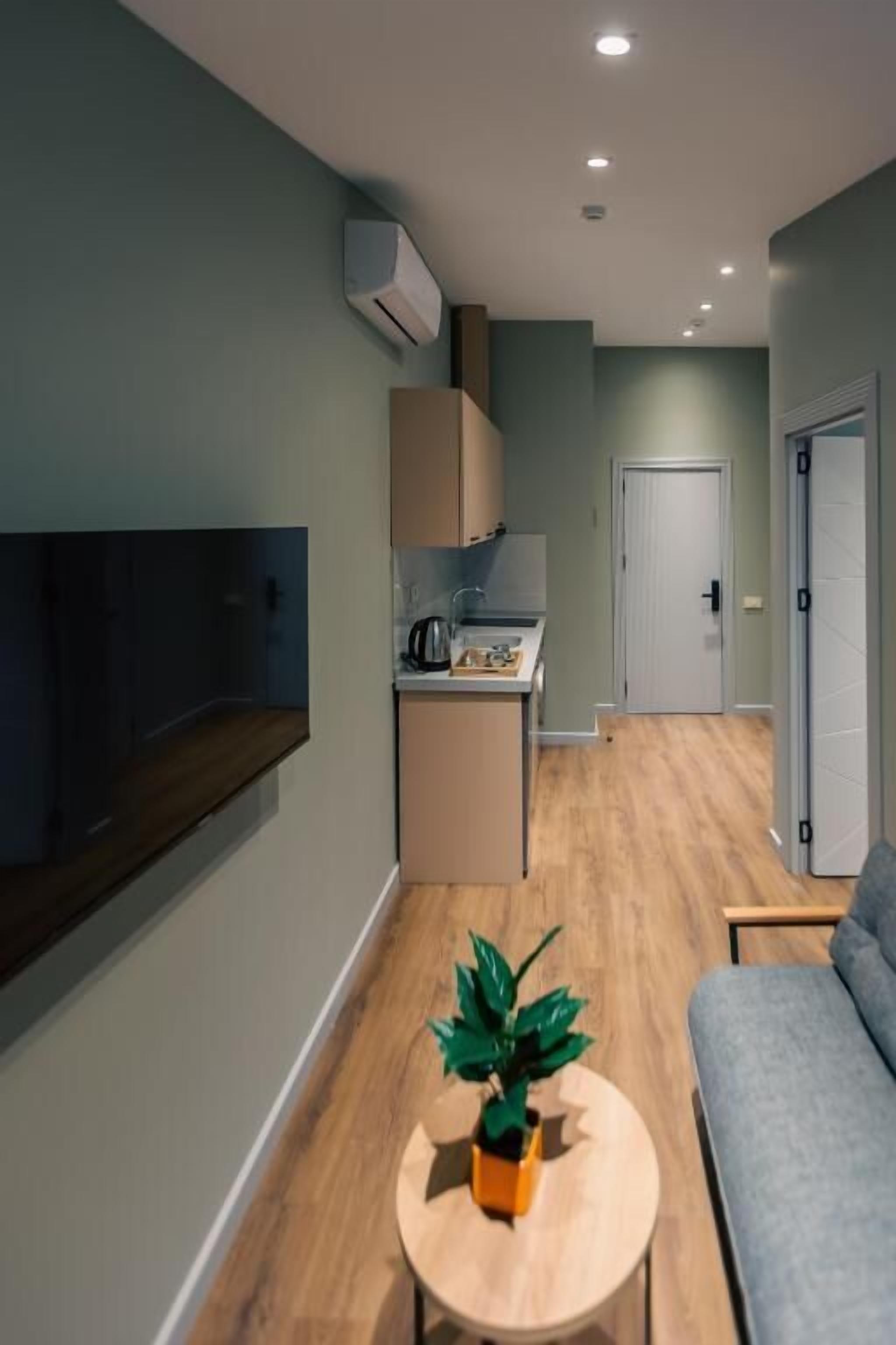 Een modern appartement met een keuken, een eetruimte en een woonkamer.