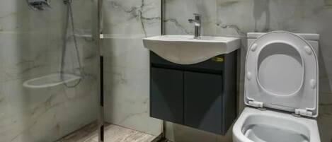 Dusche, kostenlose Toilettenartikel, Haartrockner, BademÀntel