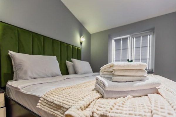 Habitación doble estándar, vista a la ciudad | Ropa de cama de alta calidad y caja de seguridad en la habitación
