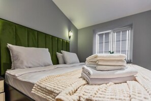 Standard Tek Büyük Yataklı Oda, Şehir Manzaralı | Kaliteli yatak takımı, minibar, odada kasa, ses yalıtımı 