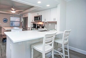 Fridge, microwave, oven, stovetop - Pointe Santo E26: Your Rejuvenated Gulf-Front Escape on Sanibel (Sanibel)