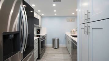 Coffee/tea maker, fridge, microwave, oven
