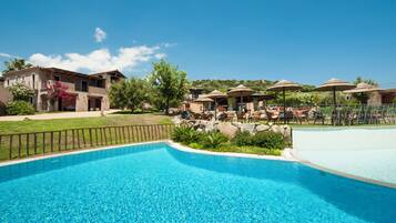 Seasonal outdoor pool, pool umbrellas, sun loungers