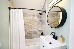 Haartrockner, Handtücher, Seife, Shampoo