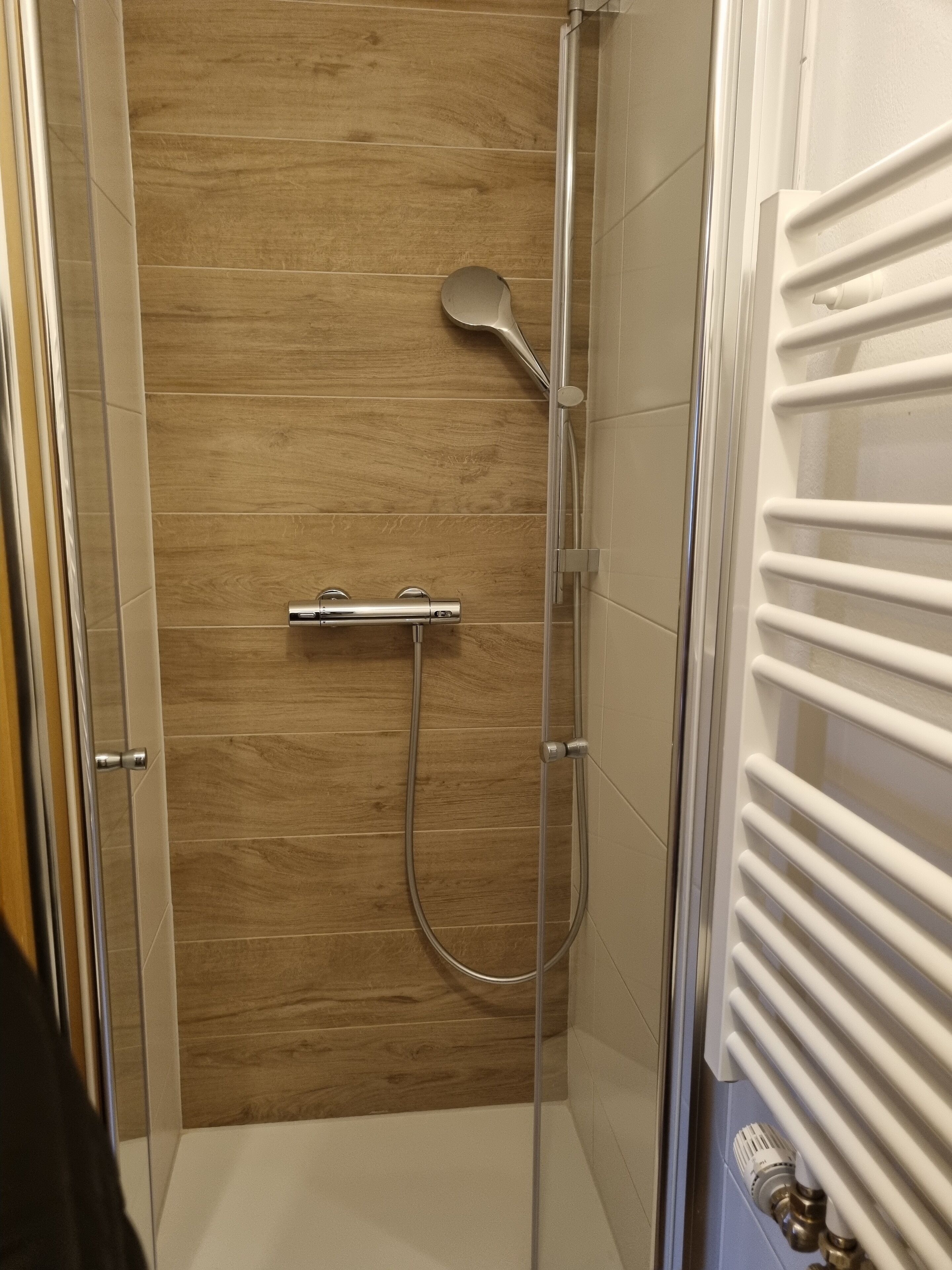 Douche, serviettes fournies, savon, papier toilette