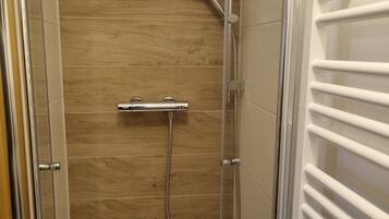 Douche, serviettes fournies, savon, papier toilette