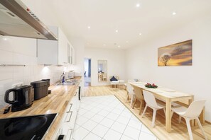 Fridge, microwave, oven, stovetop - Grand Central City Aprt. MITTE Museum Island/Berlin Cathedral (Berlin)