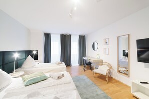 3 Schlafzimmer, Schreibtisch, Bügeleisen/Bügelbrett, Reisekinderbett