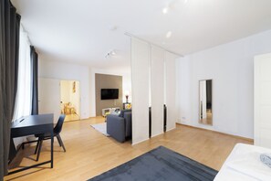 3 Schlafzimmer, Schreibtisch, Bügeleisen/Bügelbrett, Reisekinderbett