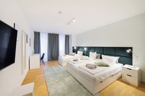 3 Schlafzimmer, Schreibtisch, Bügeleisen/Bügelbrett, Reisekinderbett