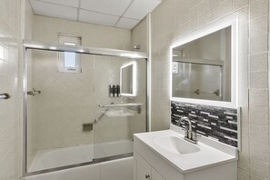 Hair dryer, bidet, towels, soap - Luxurious 2 BD next to UMass sleep up to 8 with Gym (Worcester)