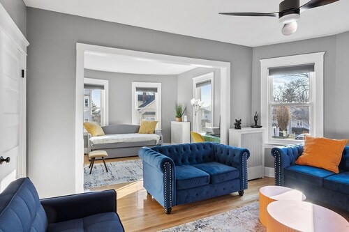 Luxurious 2 BD next to UMass sleep up to 8 with Gym