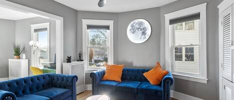 TV connectée, table de tennis de table, livres, chaîne hi-fi