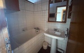 Ein Badezimmer mit Badewanne, Waschbecken und Toilette.
