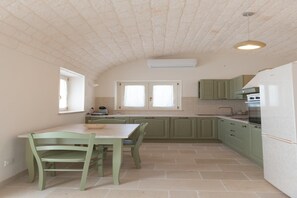 Geladeira, micro-ondas, cooktop
