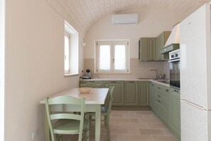 Geladeira, micro-ondas, cooktop