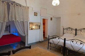 3 bedrooms, iron/ironing board, travel cot, free WiFi - Country House in Puglia with Pool & Pizza Oven (Ostuni)