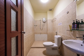 Free toiletries, hair dryer, towels, shampoo - Hoàng Long Hotel By Cozrum (Ho Chi Minh City)