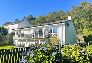 Exterior - Dunbheag Cottage - waterfront, seaviews, sleeps 4 guests (Strone)