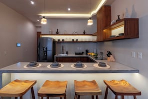Apartemen Deluks, 2 kamar tidur, balkon, pemandangan kolam renang | Dapur pribadi | Lemari es, kompor, dan peralatan masak/sendok-piring