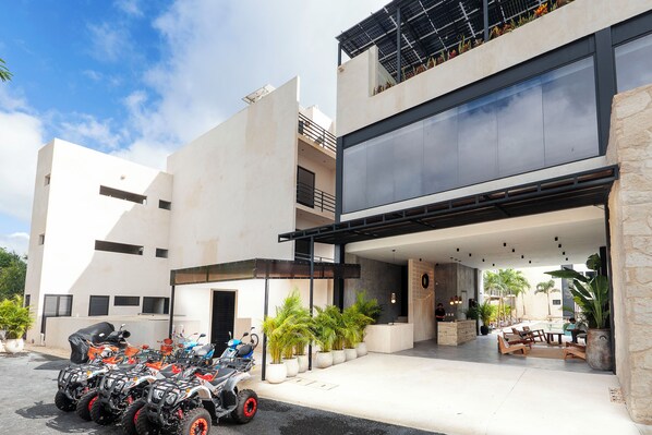 Guests can relax in the spacious entrance area with seating and dining options.
