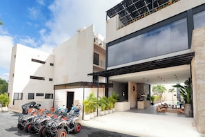 Guests can relax in the spacious entrance area with seating and dining options.
