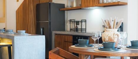 Une cuisine moderne dotée d’un îlot central, de meubles en bois et d’une cuisinière encastrée.