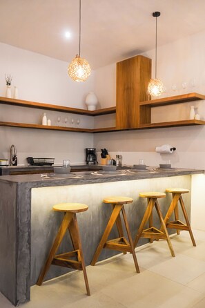 Departamento Deluxe, 2 habitaciones, alberca privada, vista a la alberca | Cocina privada | Refrigerador, parrilla de estufa, utensilios de cocina y congelador