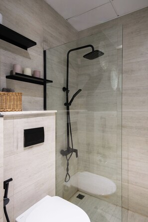 Haartrockner, Handtücher, Seife, Toilettenpapier