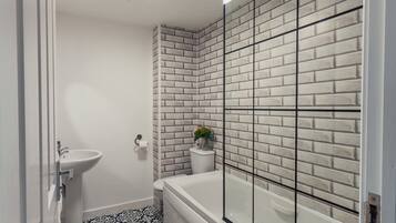 House | Bathroom | Separate bathtub and shower, deep-soaking bathtub, hair dryer, towels