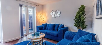 Stylish 3-bedroom House With Parking - Sleeps 6