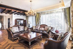 Villa, 3 Bedrooms, Accessible, Smoking | Living room | Books
