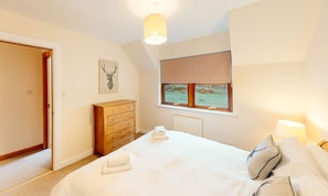 4 slaapkamers, een strijkplank/strijkijzer, gratis wifi, beddengoed