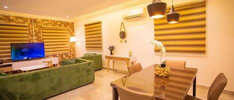 Deluxe-Apartment, Balkon, Stadtblick | Wohnbereich