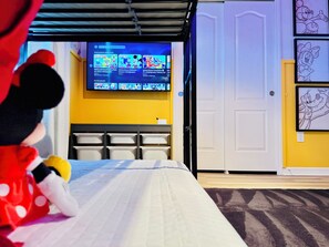 5 bedrooms, iron/ironing board, travel cot, free WiFi - Minions & Mickey Themed Bedrooms,Private Pool, BBQ, Resort Club Access (Kissimmee)