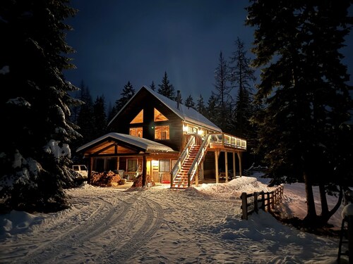 Secluded 15‑Acre Cabin, Whitefish - Mountain views