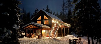 Secluded 15‑Acre Cabin, Whitefish - Mountain views